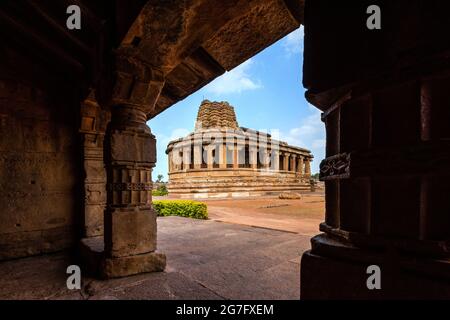 Vue sur le temple de Durga à Aihole. Une des destinations touristiques célèbres à karnataka, en Inde. Banque D'Images