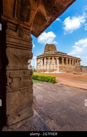 Vue sur le temple de Durga à Aihole. Une des destinations touristiques célèbres à karnataka, en Inde. Banque D'Images