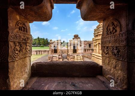 Vue sur le temple de dieu hindou à Aihole. Une des destinations touristiques célèbres à karnataka, en Inde. Banque D'Images