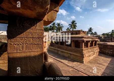 Vue sur le temple de dieu hindou à Aihole. Une des destinations touristiques célèbres à karnataka, en Inde. Banque D'Images