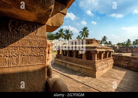 Vue sur le temple de dieu hindou à Aihole. Une des destinations touristiques célèbres à karnataka, en Inde. Banque D'Images