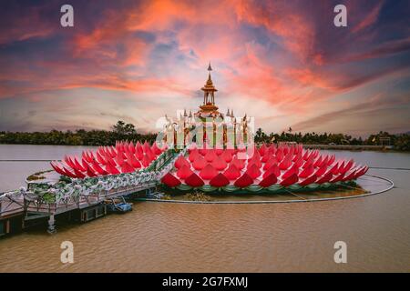 Wat Saman Rattanaram temple aux pétales de fleurs à Chachoengsao, Thaïlande Banque D'Images