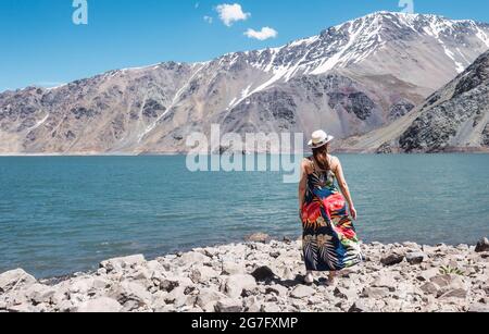 Mujer con sombrero viendo el paisaje Banque D'Images