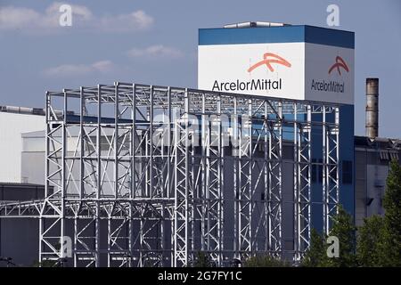 13 juillet 2021, Brandebourg, Eisenhüttenstadt : les aciéries ArcelorMittal. La société sidérurgique a été fondée en 1950 sous le nom d'Eisenhüttenkombinat Ost - une usine de fer de porc avec six hauts fourneaux. Aujourd'hui, ArcelorMittal Eisenhüttenstadt est une aciérie moderne intégrée. Photo: Soeren Stache/dpa-Zentralbild/dpa Banque D'Images