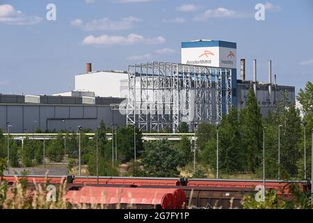 13 juillet 2021, Brandebourg, Eisenhüttenstadt : les aciéries ArcelorMittal. La société sidérurgique a été fondée en 1950 sous le nom d'Eisenhüttenkombinat Ost - une usine de fer de porc avec six hauts fourneaux. Aujourd'hui, ArcelorMittal Eisenhüttenstadt est une aciérie moderne intégrée. Photo: Soeren Stache/dpa-Zentralbild/dpa Banque D'Images