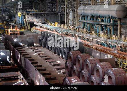 13 juillet 2021, Brandebourg, Eisenhüttenstadt: Laminoir à chaud d'ArcelorMittal. Les serpentins à bande chaude d'un poids maximal de 34 t sont produits à partir de dalles d'une épaisseur de 225 millimètres et d'une longueur maximale de 12 mètres. Photo: Soeren Stache/dpa-Zentralbild/dpa Banque D'Images