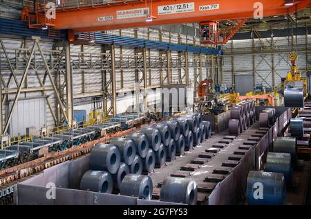 13 juillet 2021, Brandebourg, Eisenhüttenstadt: Laminoir à chaud d'ArcelorMittal. Les serpentins à bande chaude d'un poids maximal de 34 t sont produits à partir de dalles d'une épaisseur de 225 millimètres et d'une longueur maximale de 12 mètres. Photo: Soeren Stache/dpa-Zentralbild/dpa Banque D'Images