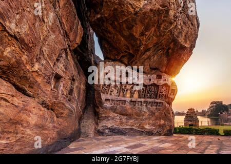 Un groupe de temples de Bhuthantha à l'extrémité est du lac d'Agastya Tirtha à Badami, Karnataka, Inde. Banque D'Images