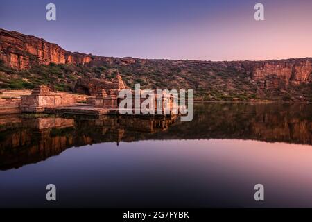 Un groupe de temples de Bhuthantha à l'extrémité est du lac d'Agastya Tirtha à Badami, Karnataka, Inde. Banque D'Images