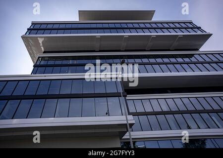 AMSTERDAM, PAYS-BAS - 26 juin 2021 : découvrez un immeuble de bureaux néerlandais moderne et contemporain avec des détails architecturaux aux lignes pointues Banque D'Images