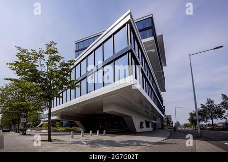 AMSTERDAM, PAYS-BAS - 26 juin 2021 : immeuble de bureaux d'entreprise moderne et contemporain situé à l'angle avec détails architecturaux dans un lin de pointe aux bords tranchants Banque D'Images