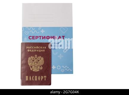 Un certificat de vaccination est joint au passeport russe. Certificat de vaccination contre une nouvelle infection à coronavirus (COVID-1 Banque D'Images