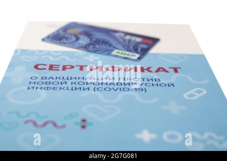 Krasnodar, territoire de Krasnodar, Russie, Jule 5, 2021: Le certificat de vaccination et la carte de banque mir. Vente et achat de fausses formes. Sélectif FO Banque D'Images