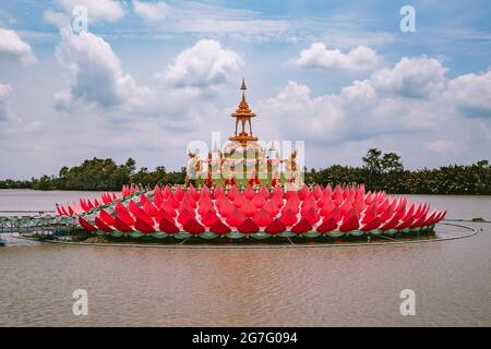 Wat Saman Rattanaram temple aux pétales de fleurs à Chachoengsao, Thaïlande Banque D'Images
