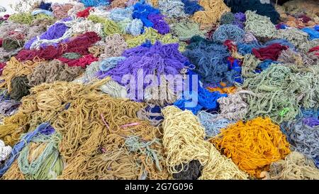 un tas de laine colorée dans une usine de tapis d'agra Banque D'Images