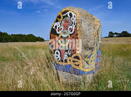 13 juillet 2021, Brandebourg, Henzendorf: Des figures sculptées et peintes en pierre peuvent être vues sur un rocher dans le parc de blocs de Henzendorf. Ces dessins ont été restaurés l'année dernière. Le parc de blocs erratiques avec ses quelque 100 blocs erratiques et peints a été créé en 1997. La mousse et le lichen poussent sur les pierres depuis plus de 20 ans et les couleurs s'estompent progressivement. En 2020, 18 pierres ont été restaurées. Actuellement, sous la direction du restaurateur Dorothee Schmidt-Breitung, 24 autres pierres sont nettoyées de croissance biogénique et les couleurs sont renouvelées. Le travail est financé Banque D'Images