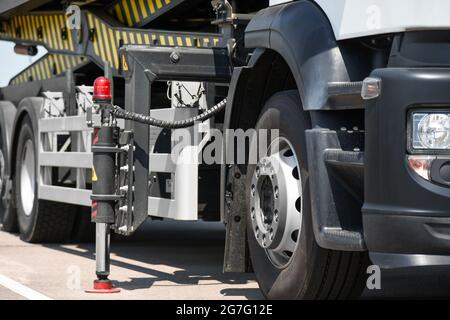 Support hydraulique avec lanterne sur un camion, gros plan. Banque D'Images