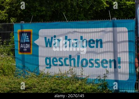 NEUWIED, ALLEMAGNE - 20 juin 2021: Une bannière de l'ALDI avec la note "nous sommes fermés" sur une clôture au soleil Banque D'Images