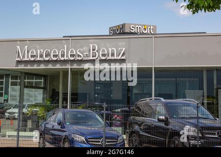 NEUWIED, ALLEMAGNE - 20 juin 2021 : façade d'un magasin Mercedes-Benz avec des voitures en face. Mercedes-Benz est un constructeur automobile allemand Banque D'Images