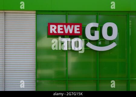 NEUWIED, ALLEMAGNE - 20 juin 2021 : façade d'un bâtiment avec le logo REWE rouge sur fond vert Banque D'Images