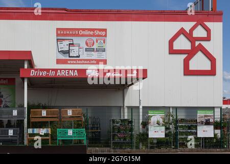 NEUWIED, ALLEMAGNE - 20 juin 2021 : la façade d'un magasin BAUHAUS. BAUHAUS est une chaîne de vente au détail pour l'amélioration de la maison, le jardinage et l'atelier. Banque D'Images