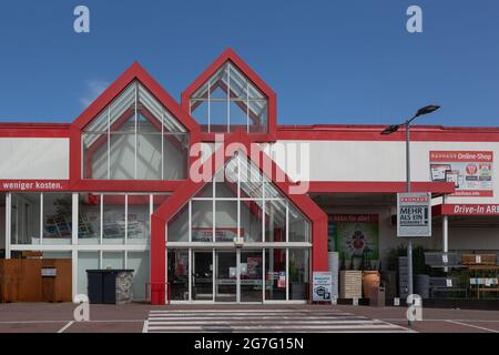 NEUWIED, ALLEMAGNE - 20 juin 2021 : façade et entrée d'un magasin BAUHAUS. BAUHAUS est une chaîne de vente au détail pour l'amélioration de la maison, le jardinage et l'atelier. Banque D'Images