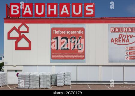 NEUWIED, ALLEMAGNE - 20 juin 2021 : la façade d'un magasin BAUHAUS. BAUHAUS est une chaîne de vente au détail pour l'amélioration de la maison, le jardinage et l'atelier. Banque D'Images