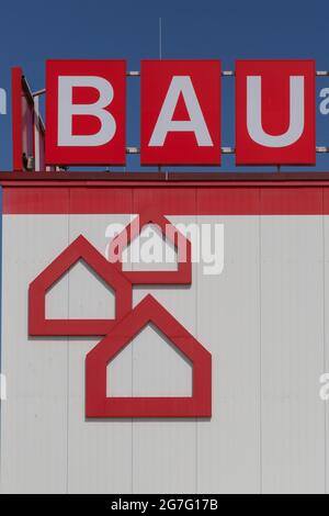 NEUWIED, ALLEMAGNE - 20 juin 2021 : éléments de la façade d'un magasin BAUHAUS. BAUHAUS est une chaîne de vente au détail pour l'amélioration de la maison, le jardinage et l'atelier. Banque D'Images