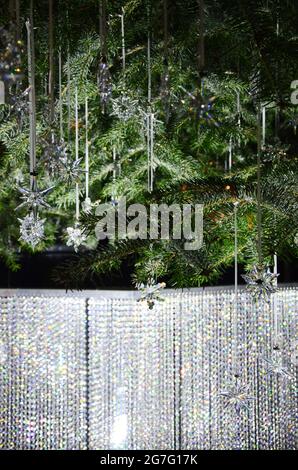 Décorations scintillantes en cristal de flocons de neige accrochées au sapin de Noël Banque D'Images