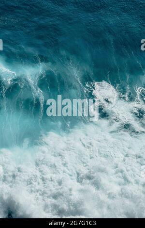 Vue plongeante des vagues géantes bleues de l'océan Banque D'Images