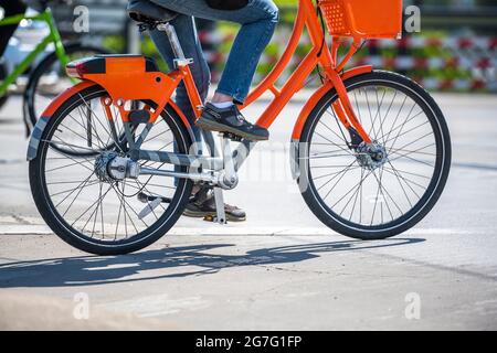 Deux cyclistes sur des bicyclettes et des manèges à vélo sont de grands outils pour améliorer la santé des muscles de la ceinture de hanche réduisant le poids et améliorant psycholog Banque D'Images