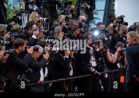 Cannes, France, le 12 juillet 2021, ambiance pendant la projection "The French Dispatch" lors du 74e Festival annuel du film de Cannes, le 12 juillet 2021 à Cannes, France. Photo: Franck Bonham/imageSPACE crédit: Imagespace/Alamy Live News Banque D'Images