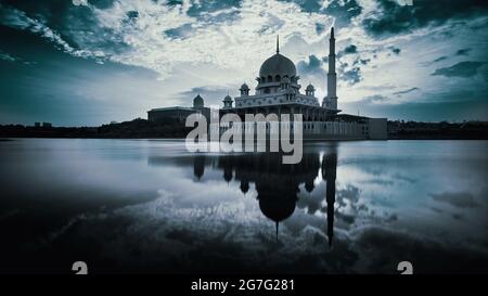 Pause de l'aube avec une toile de fond de l'emblématique mosquée Putra à Putrajaya, Malaisie Banque D'Images
