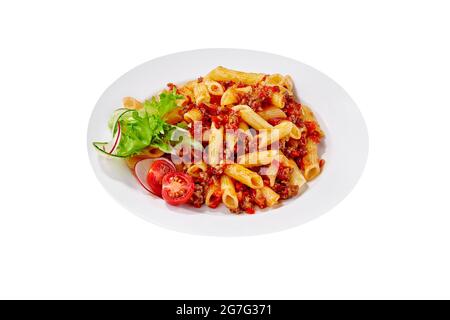 Pâtes Penne à la sauce bolognaise isolées sur fond blanc Banque D'Images