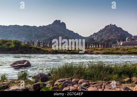 L'ancienne civilisation de l'Empire de Vijayanagara se trouve à Hampi près de la rivière Tungabhadra, à Hampi, Karnataka, en Inde Banque D'Images