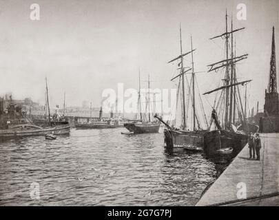 Vue de la fin du XIXe siècle sur le port avec des voiliers amarrés sur le Firth de Clyde à Govan, Glasgow, Écosse. Faire de la vapeur sur le quai lointain est le Iona un bateau à aubes plus tard utilisé pour des voyages aux îles occidentales. Elle a fait son dernier voyage en 1862 et a été vendue au côté Confederate pendant la guerre de Sécession américaine, mais plus tard a sombré dans une collision. Banque D'Images