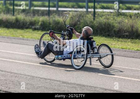 Entraînement d'athlète senior avec sa main Bike on a Track. Banque D'Images