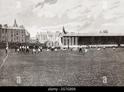 Un match de football de la fin du XIXe siècle entre le Celtic et les Rangers au terrain de football de Cathkin Park, à Glasgow, en Écosse Banque D'Images