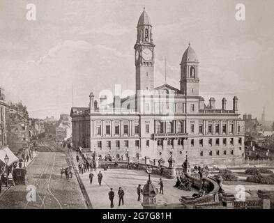 Vue de la fin du XIXe siècle de l'hôtel de ville de Paisley, à Paisley, dans le Renfrewshire, en Écosse, construite lorsque les dirigeants municipaux avaient besoin d'une salle publique où organiser des concerts et d'autres événements publics. La pierre de fondation a été posée le 22 octobre 1879 à un dessin de William Henry Lynn et William Young dans le style classique, avec deux tours, dont la plus grande contenait une horloge. Banque D'Images