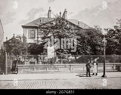 Une vue de la fin du XIXe siècle de la maison maintenant démolie à Paisley, Renfrewshire, Écosse de John Wilson, alias Christopher North ou Kit North (1785-1854), un défenseur écossais, critique littéraire et auteur Wilson était un personnage plus grand que la vie. Essayiste et sportif, il a été l'un des fondateurs de l'aile droite du magazine Blackwood et, pendant plus de trente ans, il a été professeur de philosophie morale à l'Université d'Édimbourg. Sous le nom de Christopher North, il est devenu un critique puissant et une figure notoire dans le monde littéraire du XIXe siècle, ses revues portant la réputation et le kil Banque D'Images