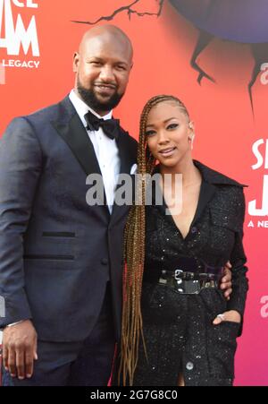 Los Angeles, Californie, Etats-Unis 12 juillet 2021 acteur Kenric Green et épouse actrice Sonequa Martin-Green assister à la première mondiale de Warner Bros. Photos 'espace Jam: A New Legacy' au Regal L.A. LIVE at 800 W. Olympic Blvd le 12 juillet 2021 à Los Angeles, Californie, États-Unis. Photo par Barry King/Alay stock photo Banque D'Images