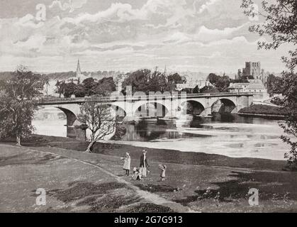 Vue de la fin du XIXe siècle sur le 'Rennie's Bridge' à Kelso, une ville marchande aux frontières écossaises, à l'intérieur des limites du comté historique de Roxburghshire. L'un des trois ponts qui s'étendent sur la rivière Tweed, 'Rennie's Bridge', a été achevé en 1803 pour remplacer un ancien pont qui a été lavé lors des inondations de 1797. Il a été construit par John Rennie de Haddington, qui plus tard a construit le Waterloo Bridge à Londres, son pont à Kelso est une version plus petite et plus ancienne du Waterloo Bridge. Banque D'Images