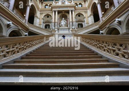 Wien, Blick auf die geomedneten Linien des Treppenaufgangs im historischen Justizpalast in der Innenstand von Wien, Österreich Banque D'Images