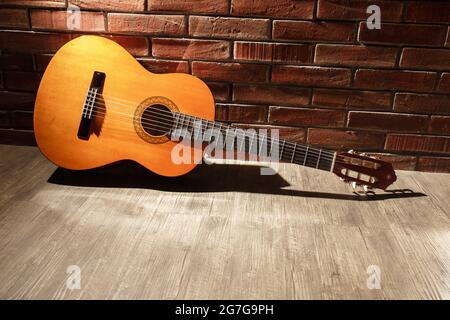 Guitare classique horisontal sur fond de brique Banque D'Images