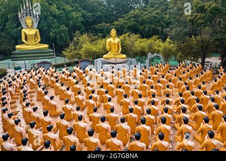 Temple Wat Chak Yai, bouddha d'or et des centaines de moines, à Chanthaburi, Thaïlande, Asie du Sud-est Banque D'Images