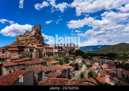 Le village et le château de Frías construit sur une colline, est considéré comme l'un des plus beaux villages d'Espagne. Province de Burgos. Espagne. Banque D'Images