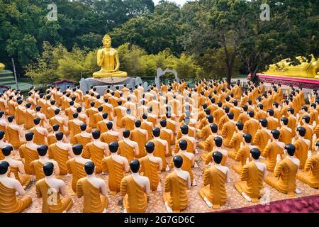 Temple Wat Chak Yai, bouddha d'or et des centaines de moines, à Chanthaburi, Thaïlande, Asie du Sud-est Banque D'Images