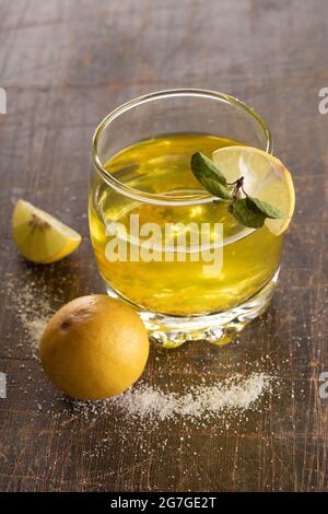 Boisson à la limonade entourée de ses ingrédients - citron, sel et feuilles de menthe Banque D'Images