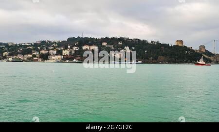 Vue sur le détroit du Bosphore à Istanbul, Turquie. Le détroit du Bosphore sépare la partie européenne de la partie asiatique d'Istanbul. Banque D'Images