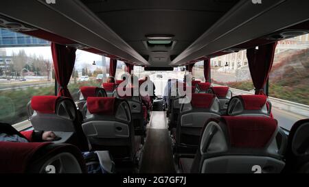 Salon du bus de l'aéroport d'Ankara avec les passagers. Banque D'Images